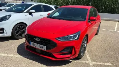 Usado Ford Focus ST-Line X 125 CV (91 kW) 2024 Rojo Familiar