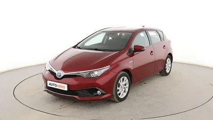 Usado Toyota Auris Hybrid Active 140 CV (102 kW) 2018 Rojo Berlina