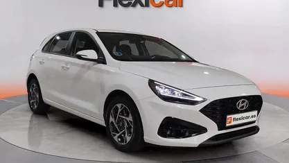 Usado Hyundai i30 121 CV (88 kW) 2024 Blanco Berlina