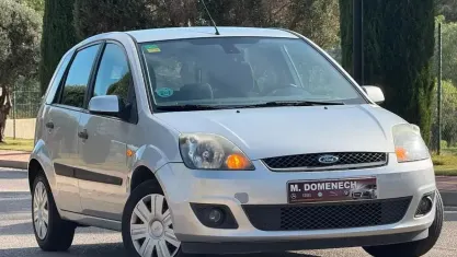 Usado Ford Fiesta Ghia 80 CV (58 kW) 2006 Gris Berlina