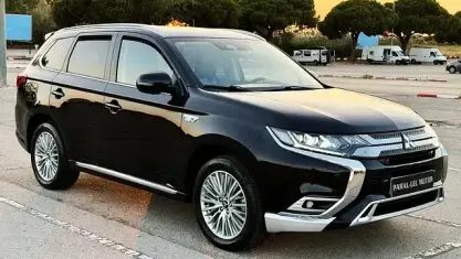 Usado Mitsubishi Outlander P-HEV 224 CV (164 kW) 2021 Negro SUV