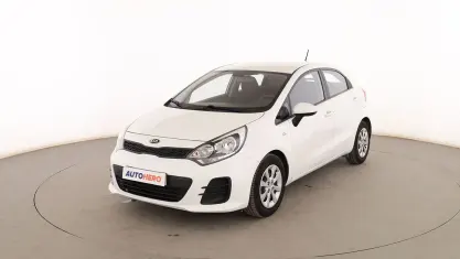 Usado Kia Rio 85 CV (62 kW) 2015 Blanco Berlina