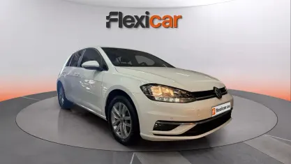 Używany VW Golf VII Advance 125 KM (91 kW) 2018 Biały Sedan/Limuzyna