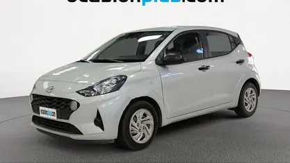 Usado Hyundai i10 67 CV (49 kW) 2022 Gris plata Utilitario