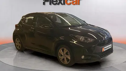 Negro Usado 2024 Toyota Yaris Hybrid Active Utilitario | 16.990 € (Buen precio)