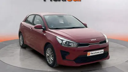 Usado Kia Rio 84 CV (61 kW) 2022 Rojo Berlina