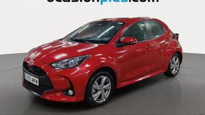Rojo Usado 2024 Toyota Yaris Hybrid Active Utilitario | 16.091 € (Buen precio)