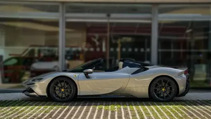 Usado Ferrari SF90 1001 CV (736 kW) 2023 Gris metalizado Descapotable