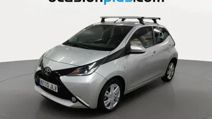 Usado Toyota Aygo X-play 69 CV (50 kW) 2016 Gris plata Utilitario