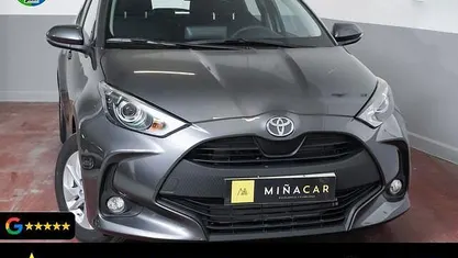 Gris Usado 2025 Toyota Yaris Hybrid Business Edition Berlina | 21.990 € (Precio justo)