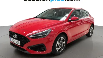 Usado Hyundai i30 100 CV (73 kW) 2025 Rojo Utilitario