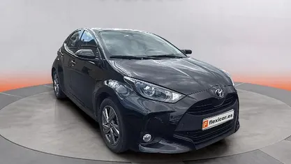 Gris Usado 2024 Toyota Yaris Hybrid Active Berlina | 15.990 € (Super precio)