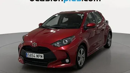 Rojo Usado 2024 Toyota Yaris Hybrid Active Utilitario | 16.810 € (Precio justo)