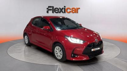 Usado Toyota Yaris Hybrid Active 116 CV (85 kW) 2023 Rojo Berlina