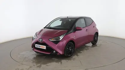 Usado Toyota Aygo X-cite 72 CV (52 kW) 2019 Morado Utilitario