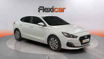 Usado Hyundai i30 120 CV (88 kW) 2019 Blanco Berlina