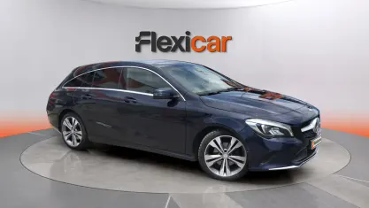 Usado Mercedes CLA200 Shooting Brake 136 CV (100 kW) 2017 Azul Familiar