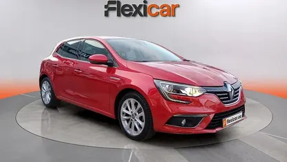 Usado Renault Mégane IV Zen 132 CV (97 kW) 2018 Rojo Berlina