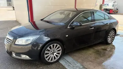 Käytetty Opel Insignia Cosmo 160 HP (117 kW) 2010 Musta Sedan