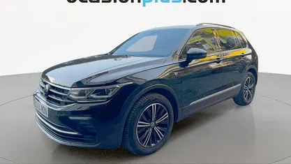Käytetty VW Tiguan Life 122 HP (89 kW) 2023 Musta Katumaasturi