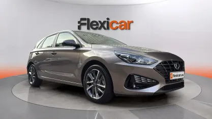 Usado Hyundai i30 110 CV (80 kW) 2023 Marrón Berlina