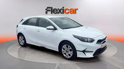 Begagnad Kia Ceed 136 HK (100 kW) 2023 Vit Halvkombi