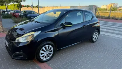 Usado Peugeot 208 Style 82 CV (60 kW) 2015 Negro Utilitario