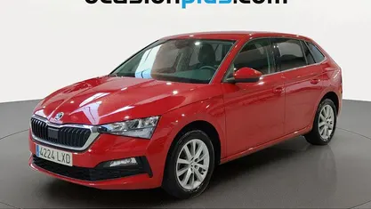 Usado Skoda Scala Ambition 110 CV (80 kW) 2022 Rojo Utilitario
