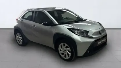 Usado Toyota Aygo X Play 72 CV (52 kW) 2024 Gris / plata SUV