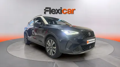 Usado Seat Arona Style 110 CV (80 kW) 2022 Gris SUV