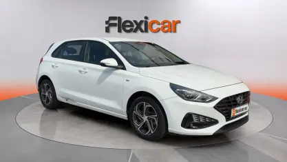 Usado Hyundai i30 120 CV (88 kW) 2021 Blanco Berlina