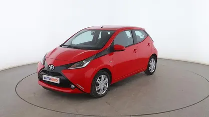 Usado Toyota Aygo X-play 70 CV (51 kW) 2016 Rojo Utilitario
