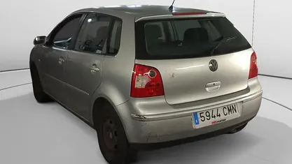 Usado VW Polo Highline 80 CV (58 kW) 2003 Gris / plata Berlina