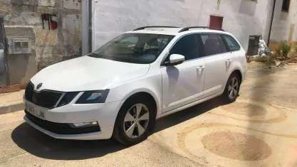 Usado Skoda Octavia Ambition 130 CV (95 kW) 2020 Blanco Familiar
