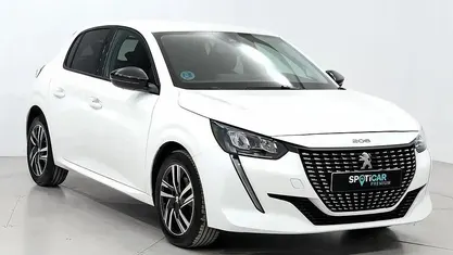 Begagnad Peugeot 208 Allure 100 HK (73 kW) 2023 Vit Halvkombi