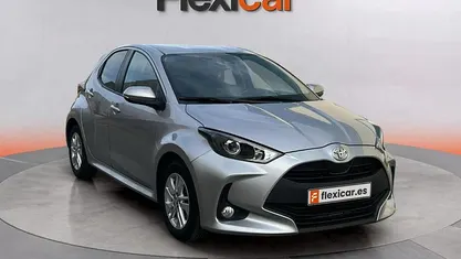 Usado Toyota Yaris Edition 125 CV (91 kW) 2022 Gris Utilitario