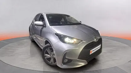 Usado Toyota Yaris Hybrid Active 116 CV (85 kW) 2024 Gris Berlina