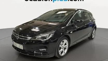 Usado Opel Astra Dynamic 110 CV (80 kW) 2017 Negro Utilitario