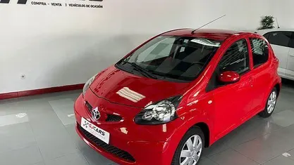 Usado Toyota Aygo 68 CV (50 kW) 2006 Rojo Utilitario