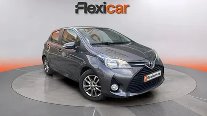 Usado Toyota Yaris Active 69 CV (50 kW) 2017 Gris Utilitario