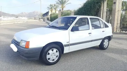 Usado Opel Kadett 57 CV (41 kW) 1990 Blanco Utilitario
