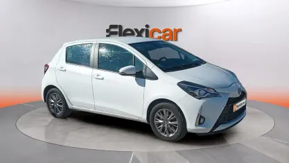 Usado Toyota Yaris Hybrid Active 100 CV (73 kW) 2019 Blanco Berlina