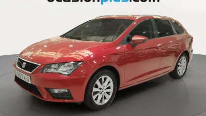 Usado Seat Leon Style 110 CV (80 kW) 2018 Rojo Monovolumen