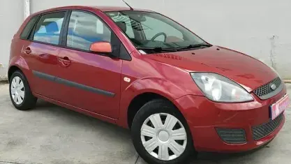 Usado Ford Fiesta Ambiente 70 CV (51 kW) 2008 Naranja Utilitario