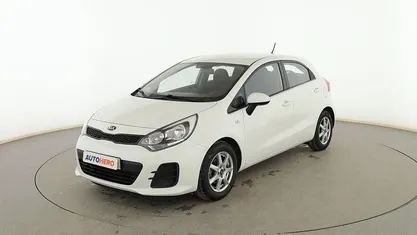Usado Kia Rio 85 CV (62 kW) 2015 Blanco Berlina