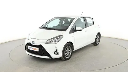Usado Toyota Yaris Hybrid Active 101 CV (74 kW) 2019 Blanco Berlina