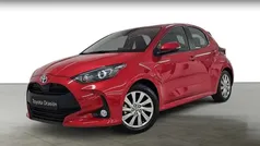 Rojo Usado 2024 Toyota Yaris Hybrid Active Utilitario | 21.490 € (Precio justo)
