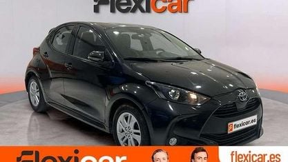 Usado Toyota Yaris Hybrid Active 116 CV (85 kW) 2022 Negro Utilitario