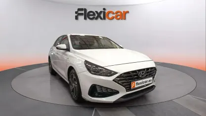Usado Hyundai i30 120 CV (88 kW) 2021 Blanco Berlina