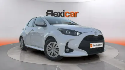 Usado Toyota Yaris Active 69 CV (50 kW) 2021 Blanco Utilitario